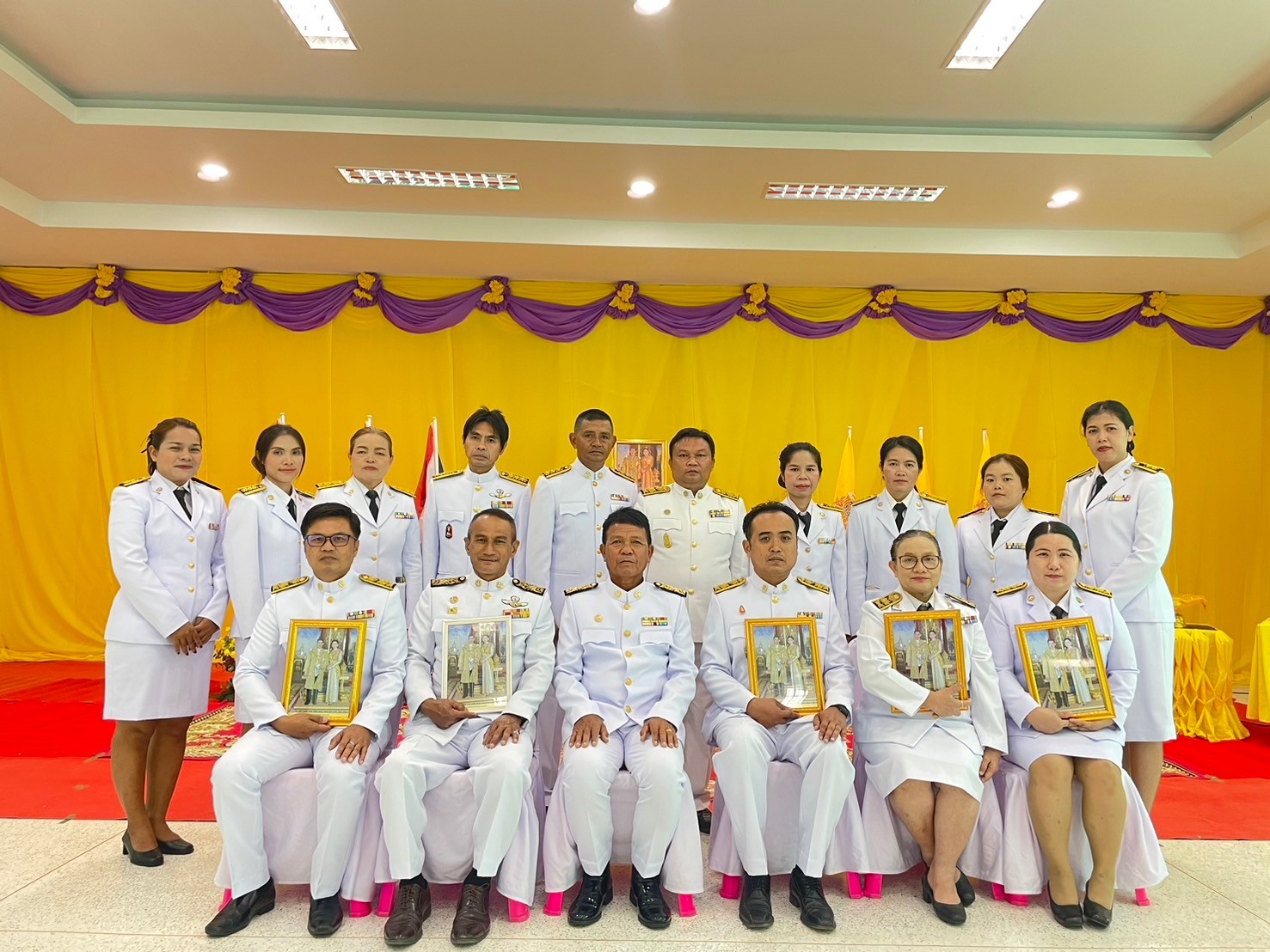 พิธีรับพระราชทานพระบรมฉายาลักษณ์ พระบาทสมเด็จพระเจ้าอยู่หัว ที่ฉายกับสมเด็จพระนางเจ้า ฯ พระบรมราชินี