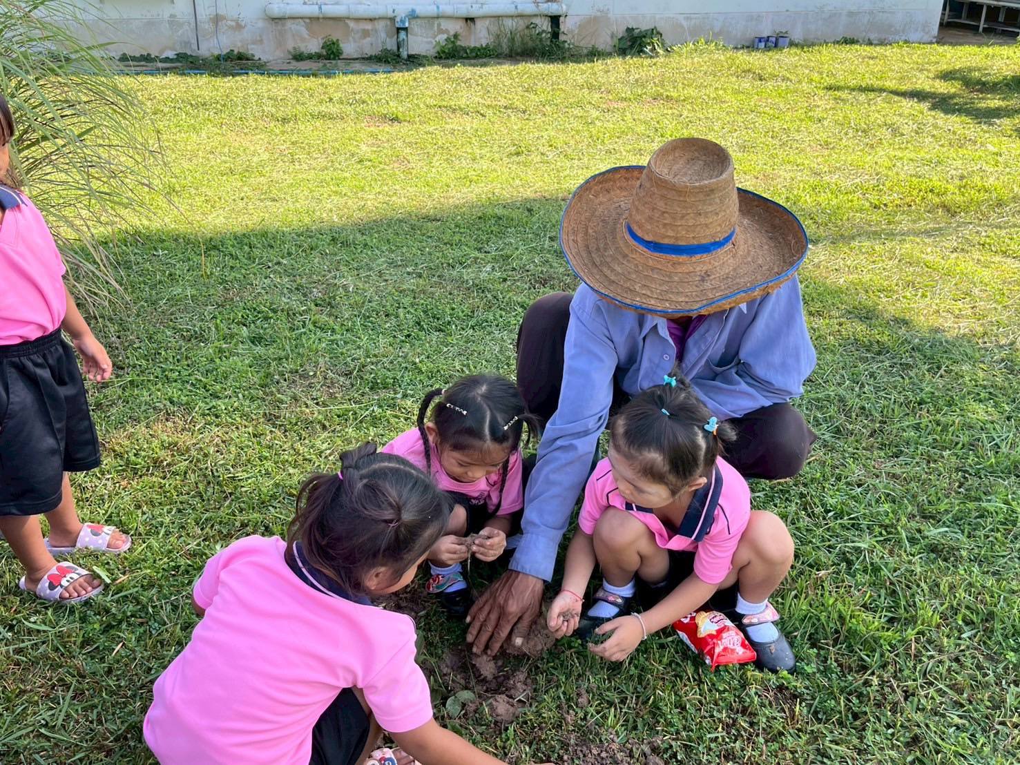 โครงการปลูกต้นไม้อนุรักษ์ดินและน้ำ ศูนย์พัฒนาเด็กเล็กองค์การบริหารส่วนตำบลนารุ่ง 